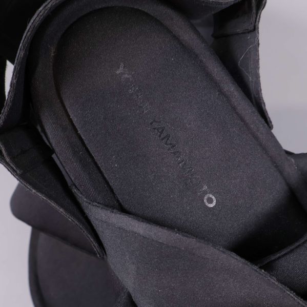Närbild på innersula med Yohji Yamamoto logga