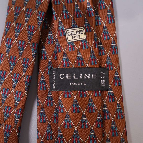 Närbild på Celine Paris etiketter på mönstrad brun slips