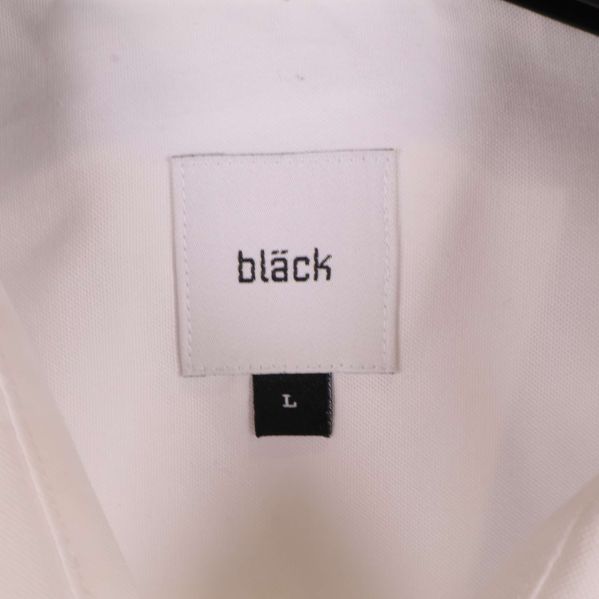 Närbild på vit etikett från Bläck med storlek L