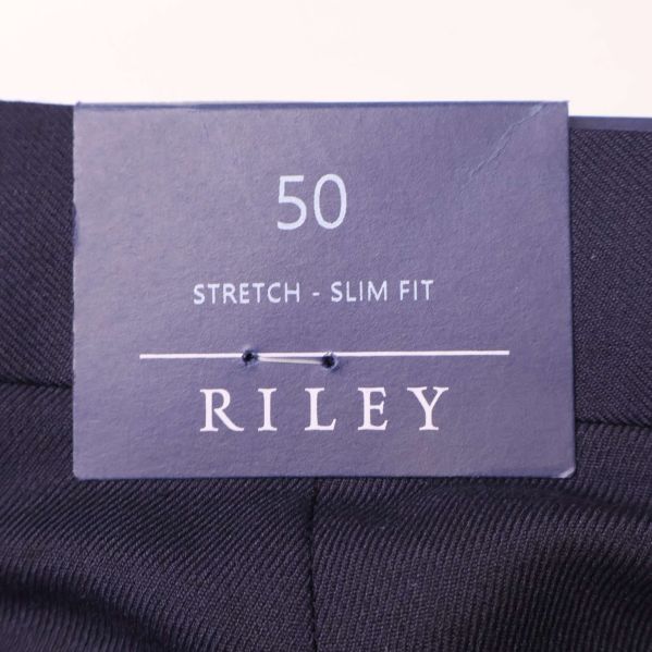 Etikett med storlek 50 och varumärket Riley på blå kostymbyxa