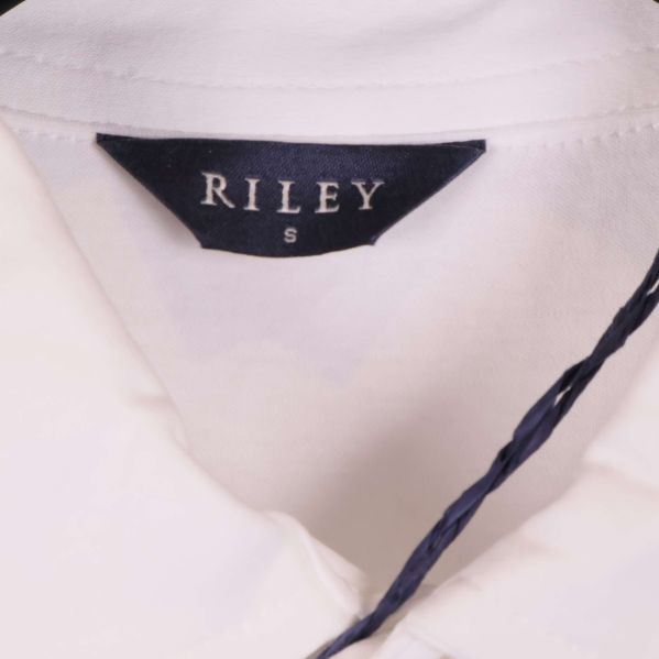 Etikett i kragen visar märket Riley och storlek S