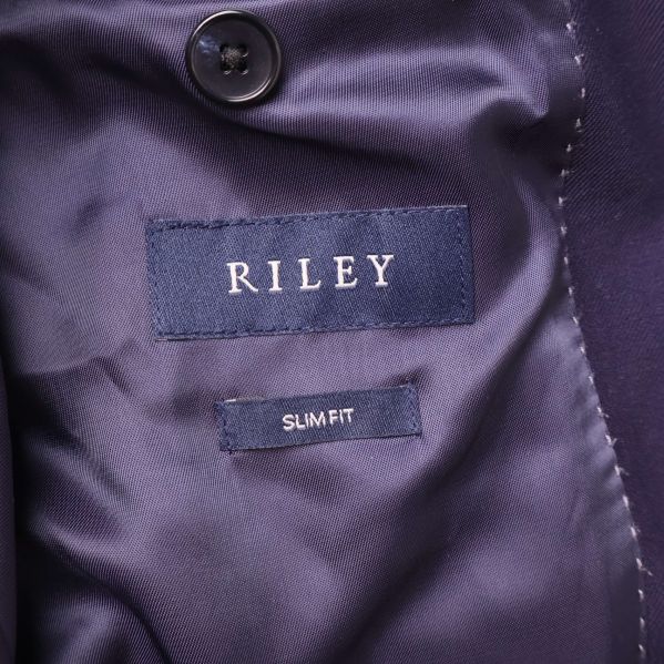 Innerfoder på blå kavaj med RILEY-märke