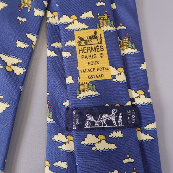 Närbild på Hermès Paris-etikett och slottsmönster