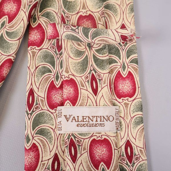 Närbild av valentino-label på slipsens baksida