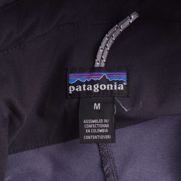 Närbild på svart Patagoniaetikett och storleksangivelse M