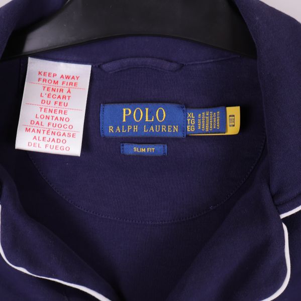 Närbild Polo Ralph Lauren-märke och etikett i nacken