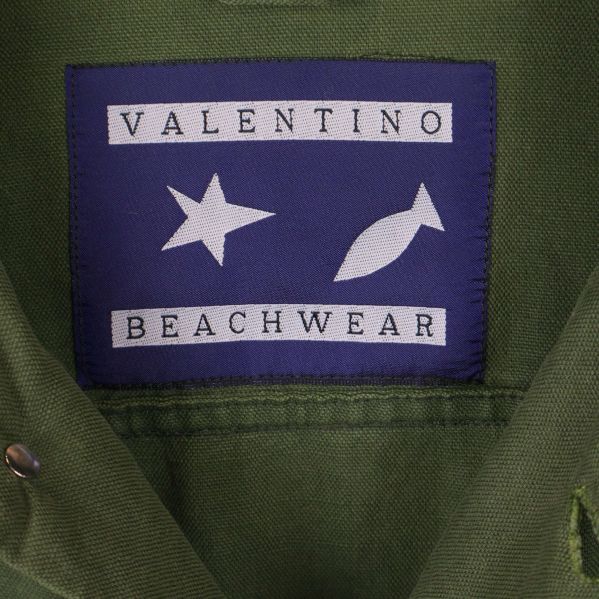 Valentino Beachwear logotypetikett vid jackans hals
