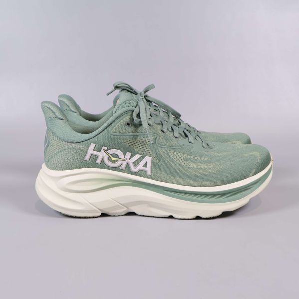 Löparskor från sidan med HOKA-logotyp tydlig