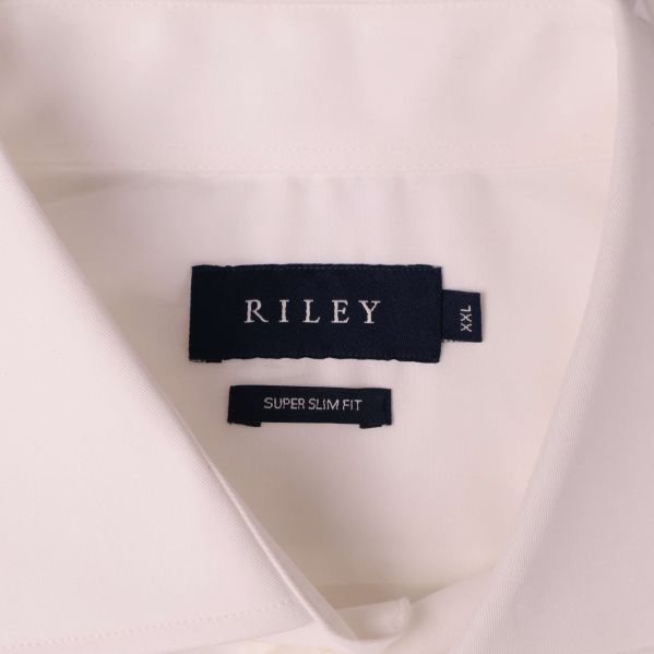 Närbild på etikett med Riley och super slim fit