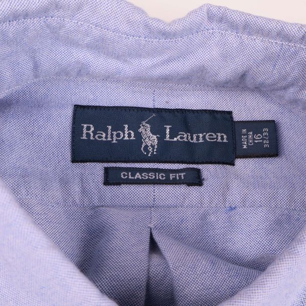 Närbild på Ralph Lauren-etikett och classic fit-etikett i kragen