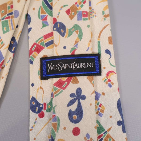 Närbild på Yves Saint Laurent-märke på slips