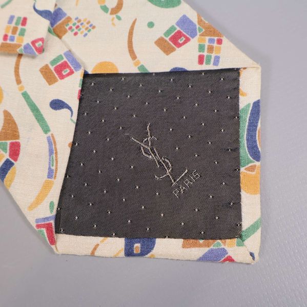 Närbild på svarta fodret med YSL Paris brodyr