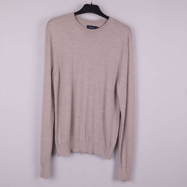 Beige långärmad tröja med rund hals framifrån