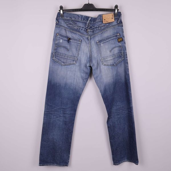 Baksida av jeans med två bakfickor och detaljer