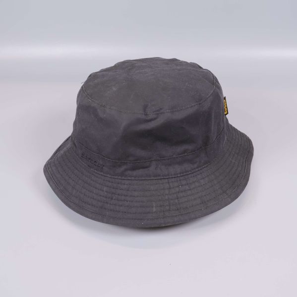 Baksida av mörk bucket hat med synliga sömmar