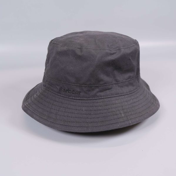 Mörk vaxad bucket hat från Barbour, framsida med diskret logotyp
