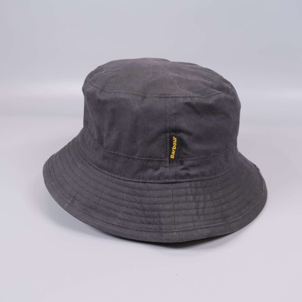 Sida av bucket hat med Barbour-etikett i gult
