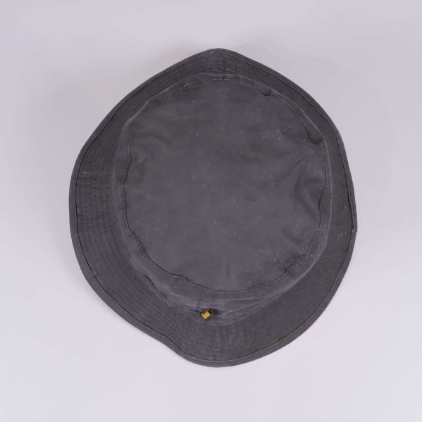 Ovansidan av mörk bucket hat med lätt struktur