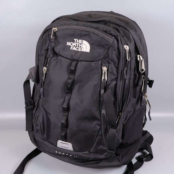 Ryggsäck i svart med The North Face-logga på framsidan
