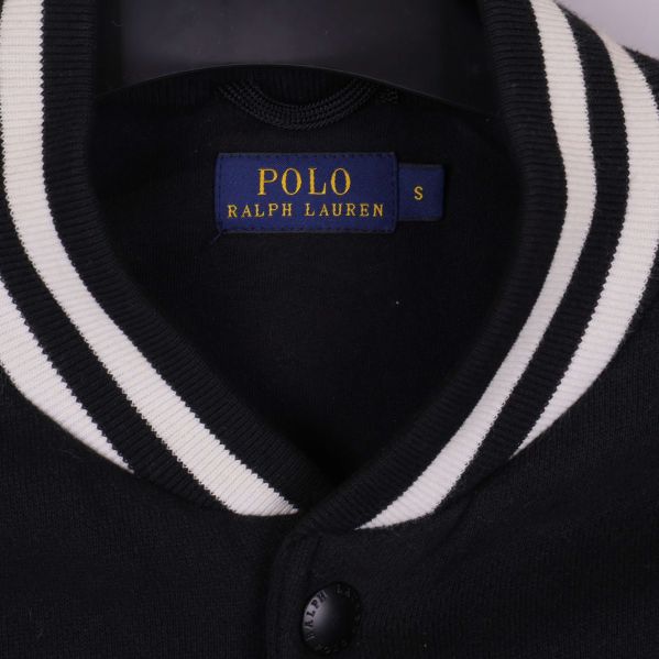 Etikett i nacken med text Polo Ralph Lauren och storlek S