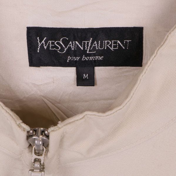 Närbild på Yves Saint Laurent-märkeslapp och storlekslapp M
