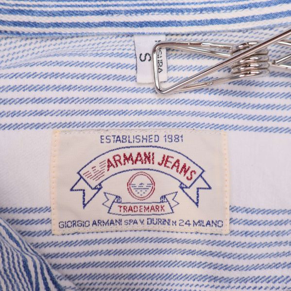 Närbild på Armani Jeans-märkesetikett i nacken