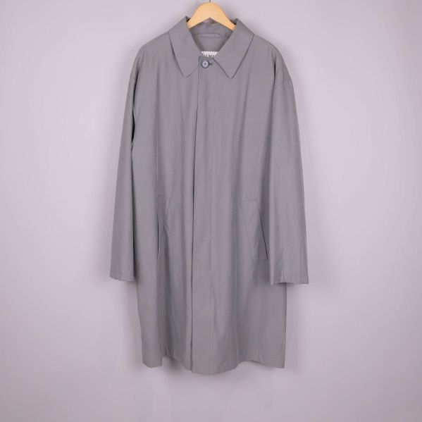 Grå trenchcoat framifrån