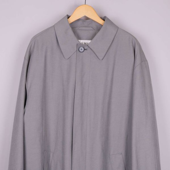 Övre del av trenchcoat med knapp och ficka