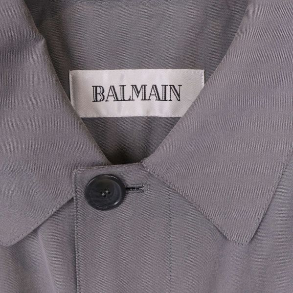 Närbild av krage och Balmain logga