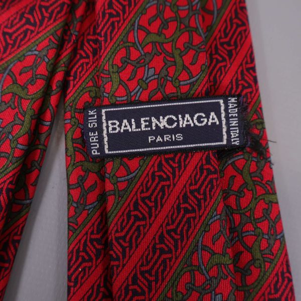 Närbild på Balenciaga Paris etikett och silkesskylt