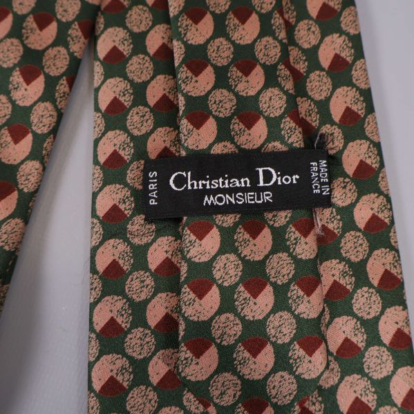 Närbild på Christian Dior Monsieur etikett på slipsens baksida
