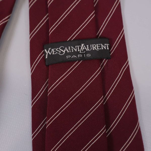 Närbild på YSL Paris etikett på slipsen