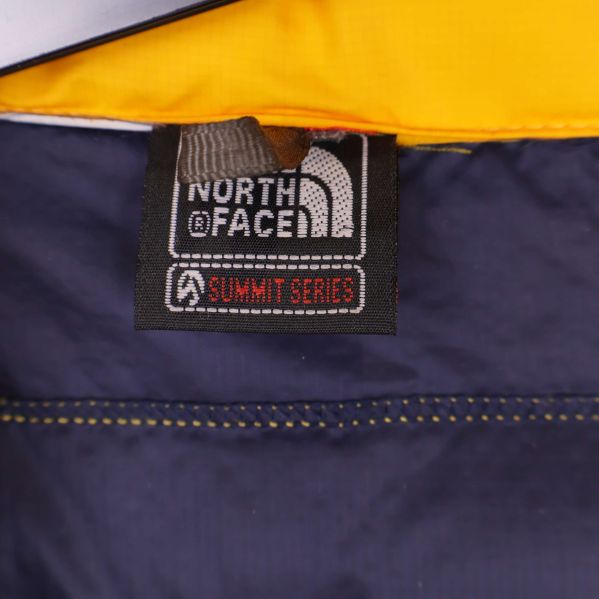 Närbild på North Face Summit Series etikett