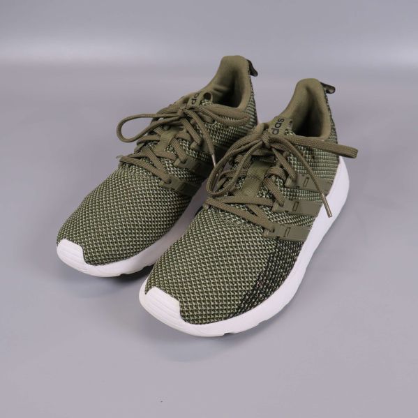 Olivgröna sneakers med vit sula, främre vy