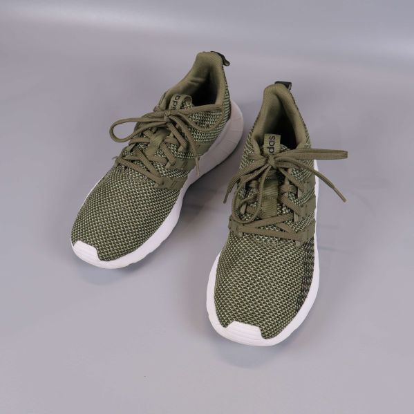 Sneakers ovanifrån i olivgröngrå mesh med snörning