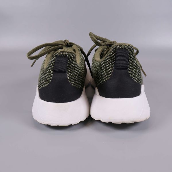 Sneakers bakifrån visar svart häl och vit sula