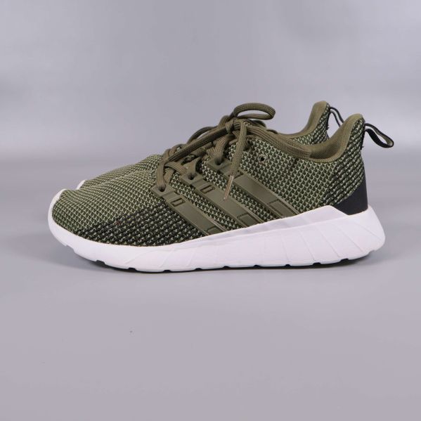 Sneaker sedd från andra sidan med mesh och ränder
