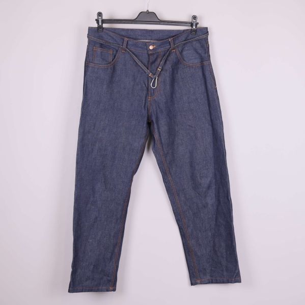 Jeans i mörk denim hängande på galge framifrån