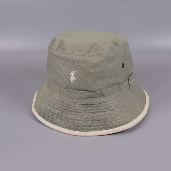 Bucket hat i grön färg med vit logga, sidovy