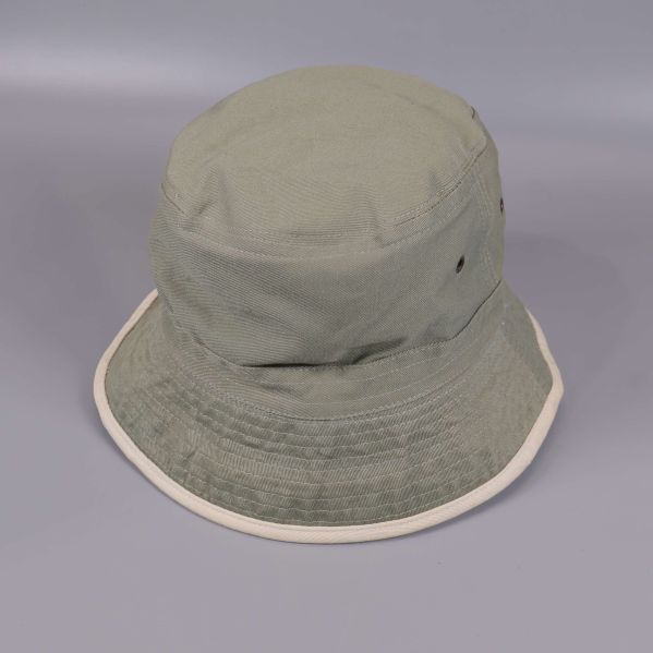 Grön bucket hat med vit kant, bakifrån
