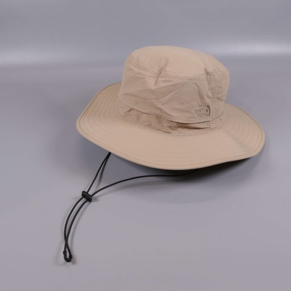 Beige solhatt med bred brätte och justerbar rem