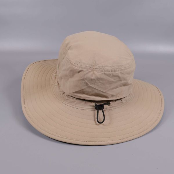Baksidan av beige solhatt med justerbar detalj
