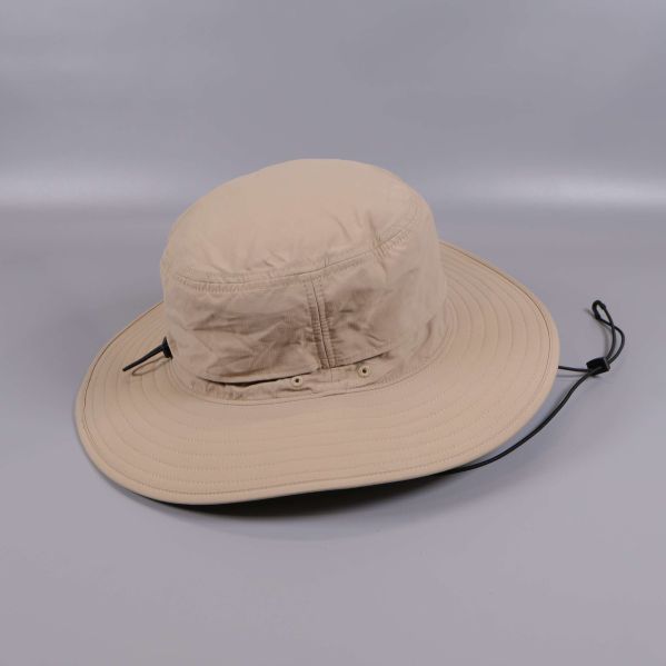 Beige solhatt sedd från sidan med hakrem