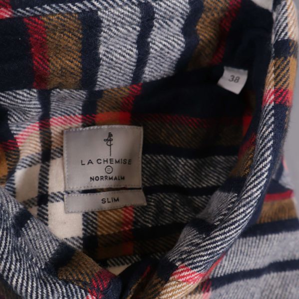 Närbild på etikett med La Chemise Norrmalm och storlek 38
