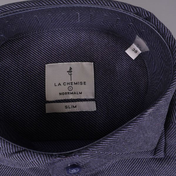 Närbild på skjortkrage och etikett La Chemise
