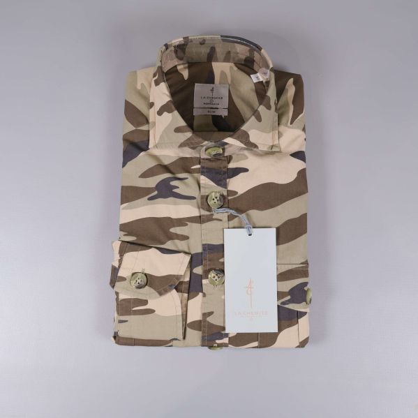 Vikta skjorta med camouflagemönster och knappstängning