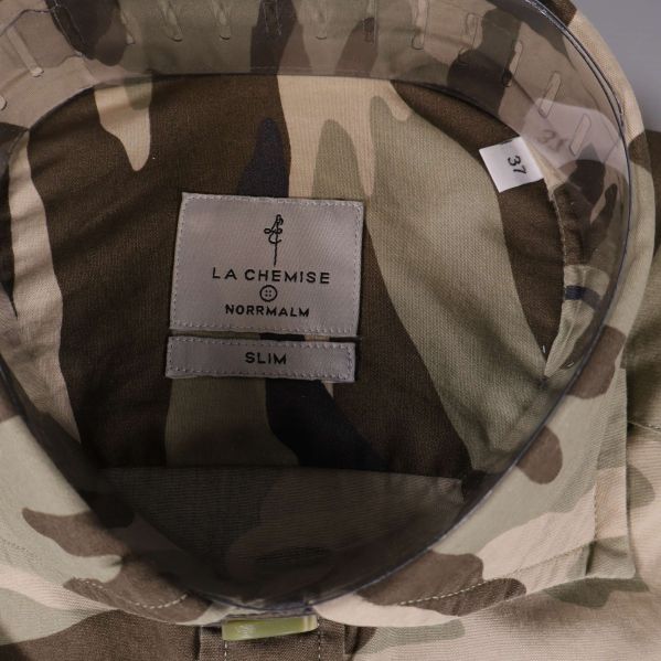 Närbild på krage och etikett med La Chemise-logga
