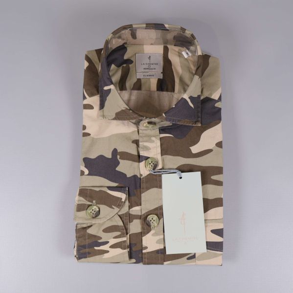 Vikbar skjorta med camouflagemönster och knappar framtill