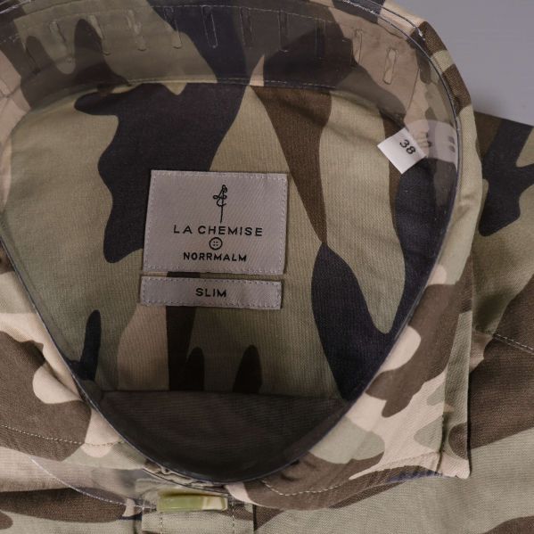 Närbild på krage och etikett La Chemise Norrmalm