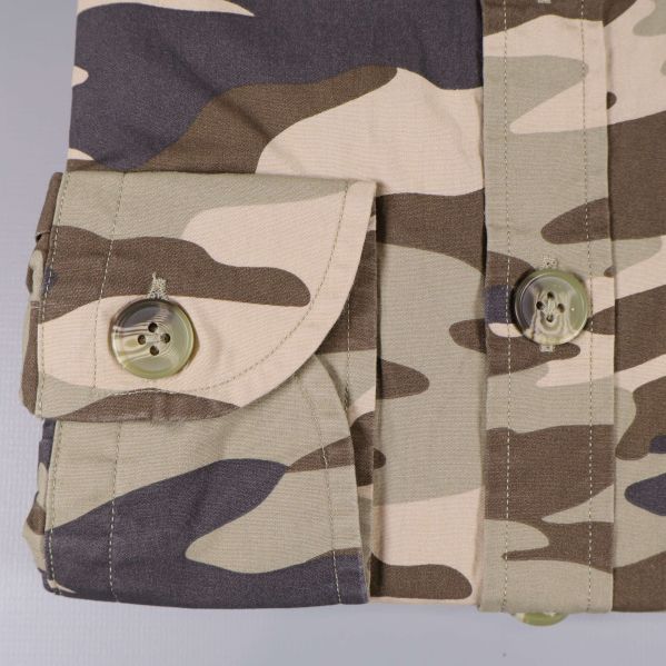 Ärm och manschett på camouflagemönstrad skjorta med knappar
